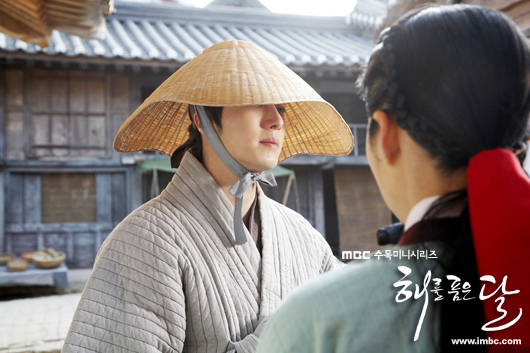 Foto Film The Moon Embracing The Sun