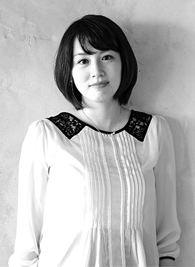 Risa Wataya (writer)-p01.jpg