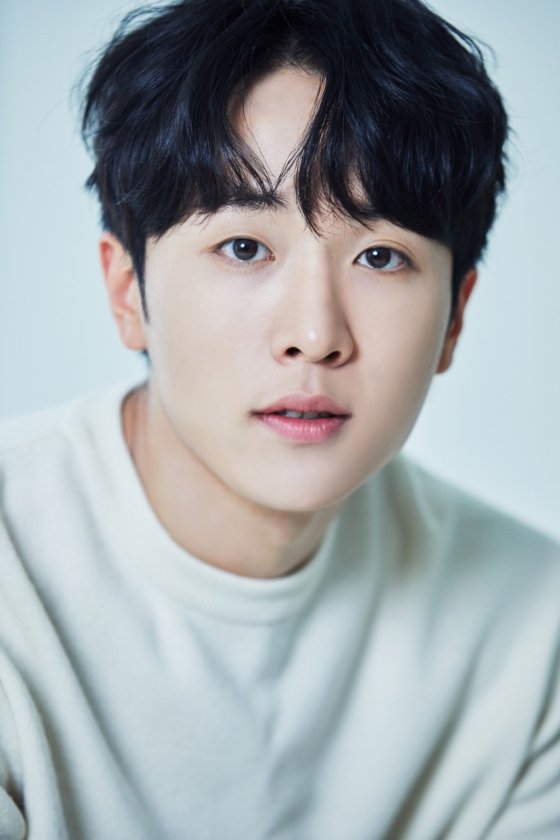 Yun Woo-1999-p1.jpg