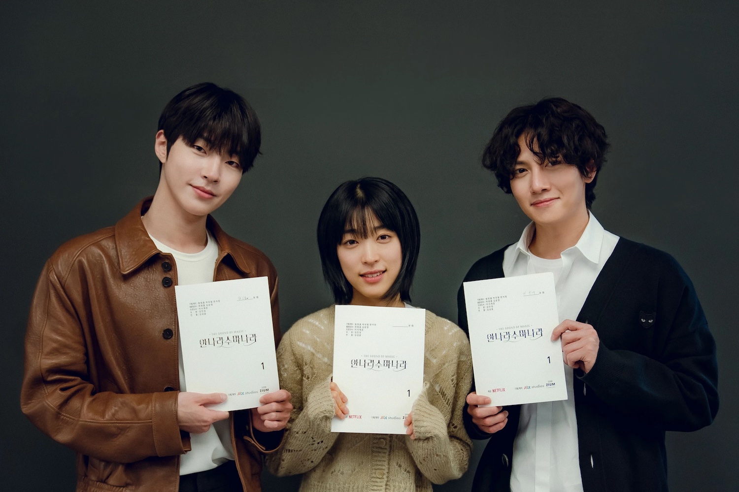 Hwang In-Youp, Choi Sung-Eun, and Ji Chang-Wook pose for the camera with their scripts for the Webtoon adaptation of "Annarasumanara"