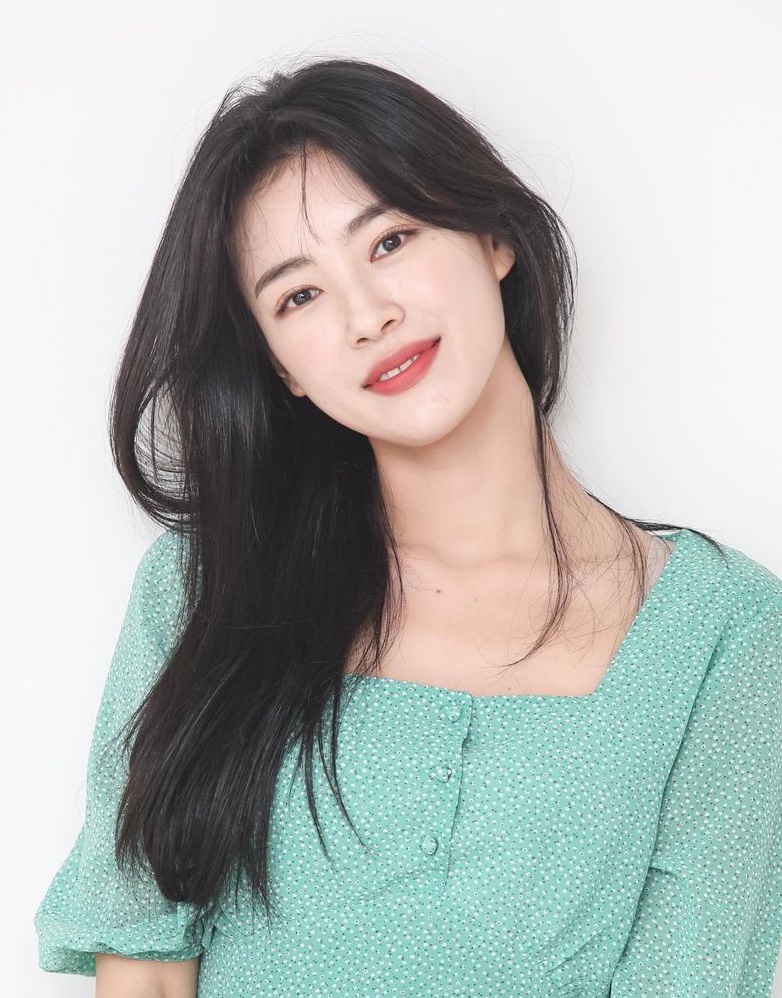 Son Ye-Ji-actress-p01.jpg