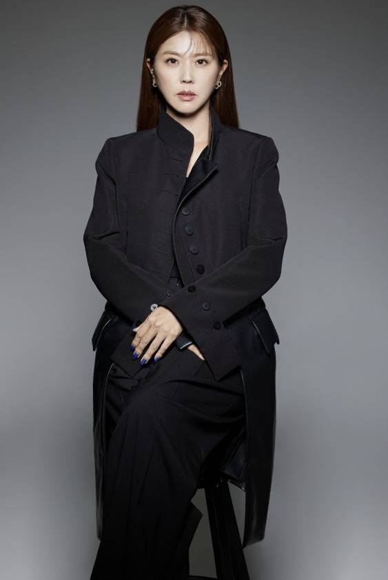 Lee Youn-Mi-1981-1.jpeg