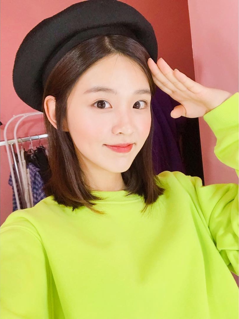 Kim Si-Eun (2000)-p1.jpg