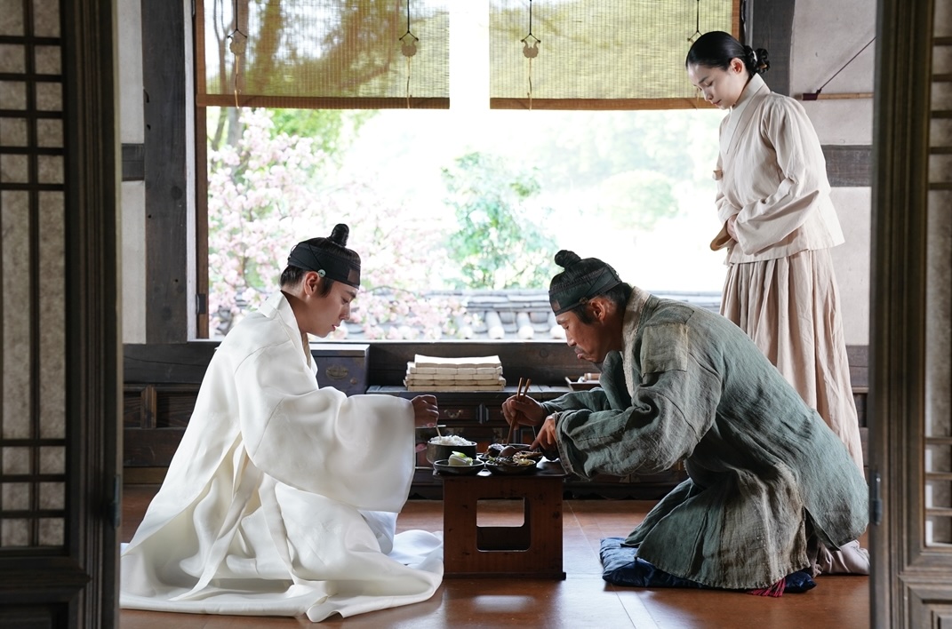 Man Who Lives with the King-001.jpg