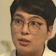 Pale Moon-Yoon Hee-Seok2.jpg